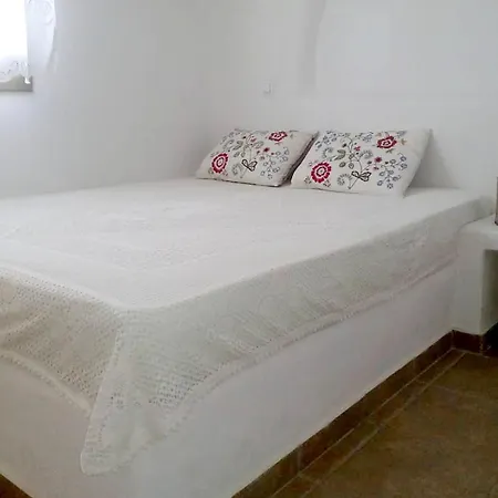 Villa Cheerful 2 Bedroom With Pool. Páros
