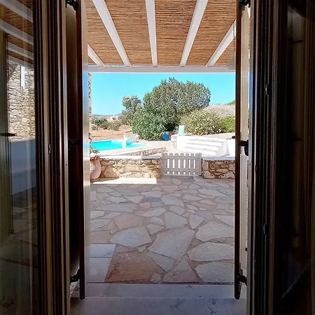 Villa Cheerful 2 Bedroom With Pool. Páros