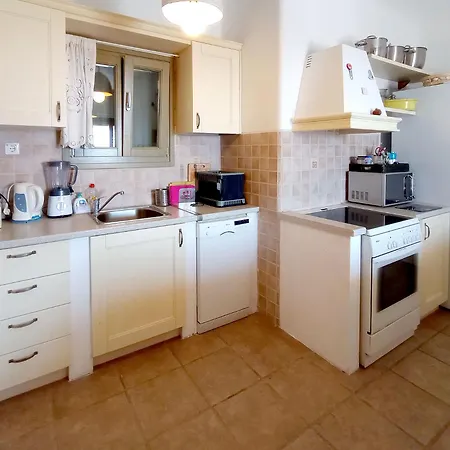 Cheerful 2 Bedroom With Pool.